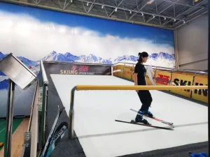 Indoor Automatic Infinite Dry Ski Slope for Skiing and Snowboarding